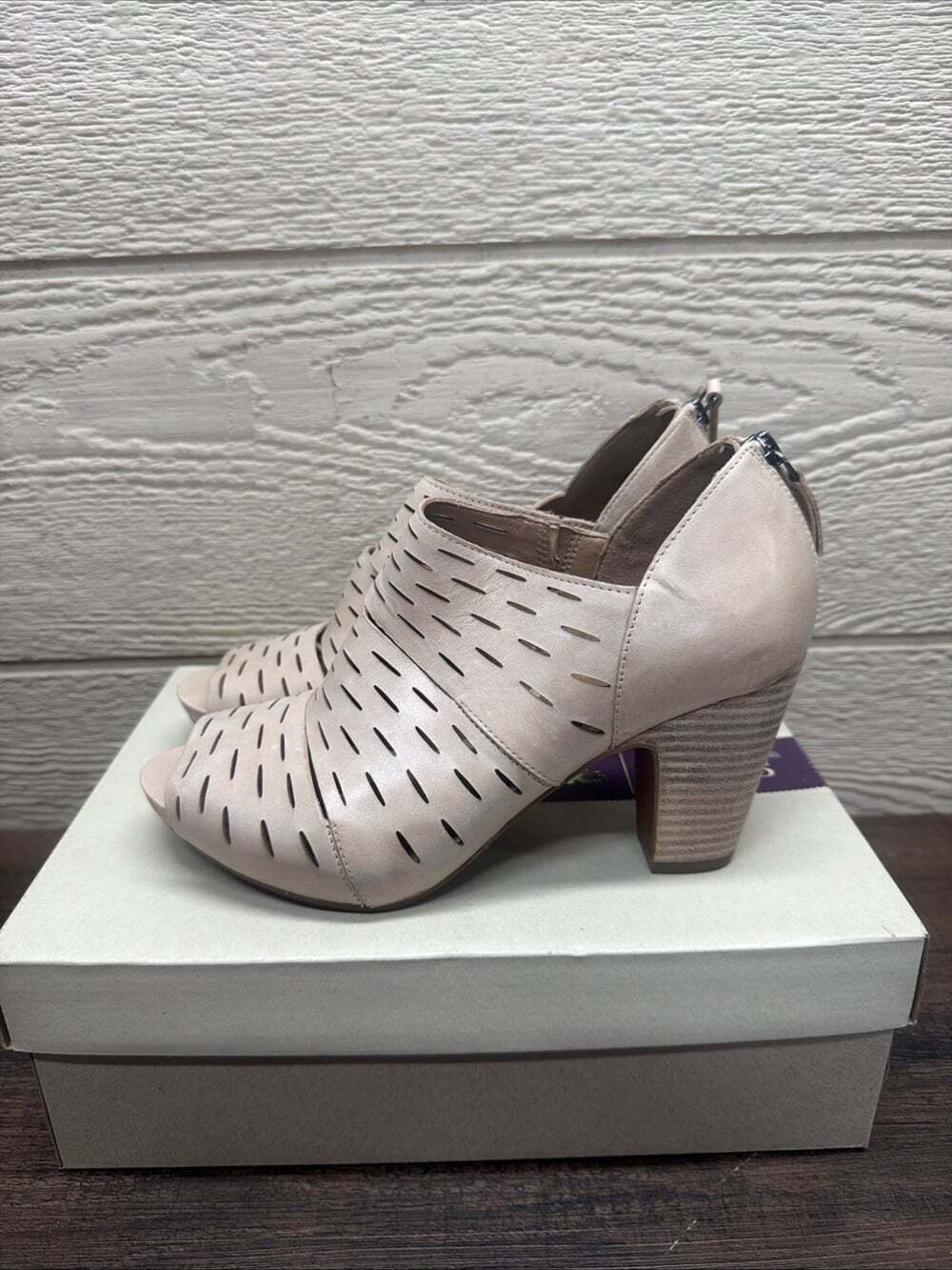Clarks Artisan Okena Sass Tan Leather Laser Cut Booties Women's Shoes 8.5m